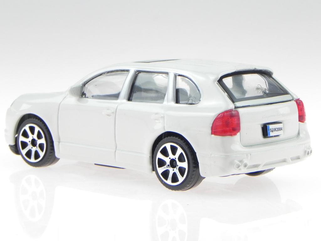 Bburago Porsche Cayenne Diecast Car Scale CAYENNE Turbo 2010 1/43 (White)