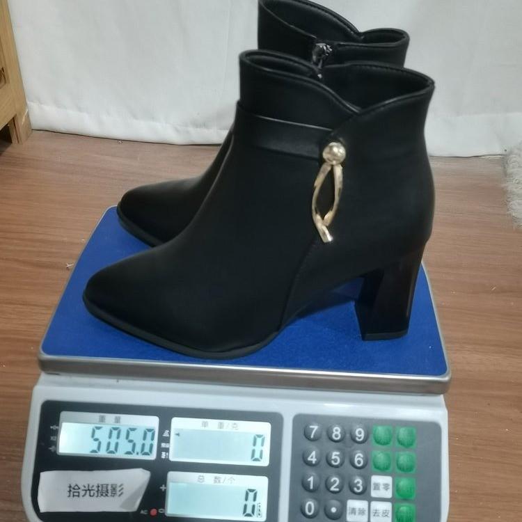 Spitze Stiefeletten für Damen mit hohem Sinn 2025 Herbst und Winter neue dicke Absätze hohe Absätze Lederschuhe britische Martin-Stiefel für Damen