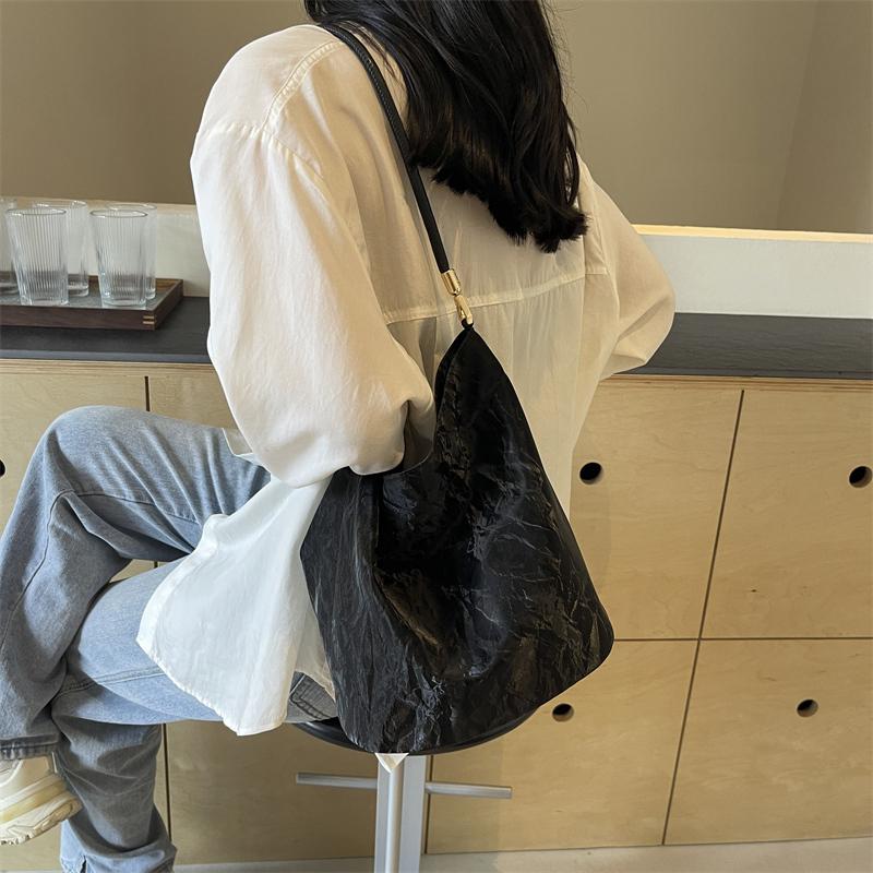 Мягкая кожаная сумка через плечо — фото 6