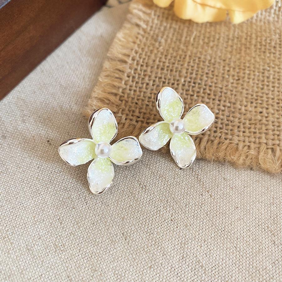 Elegant Floral Pearl Stud Earrings with Silver Needle - French Chic Fashion Jewelry with Niche Design for Women's Sophisticated Style.