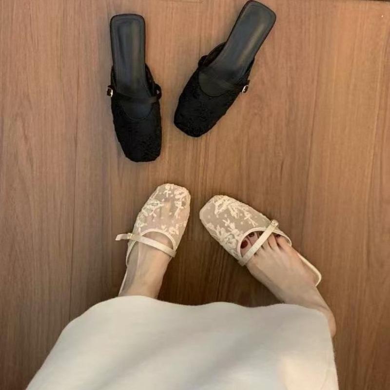 Women Wear A Pair of Low-heeled Sandals on Top of The Breathable and Hollowed-out Shoes