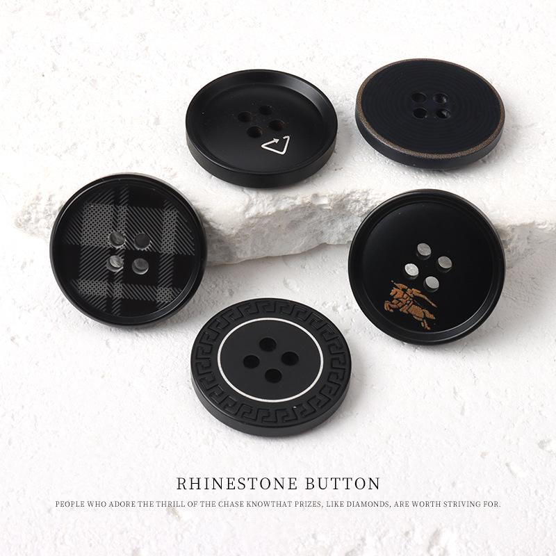 5 Stück bedruckte Harzknöpfe mit vier Ösen, High-End-Blazer, schwarzer Knopfmantel, Trenchcoat, runde Knopfaccessoires.