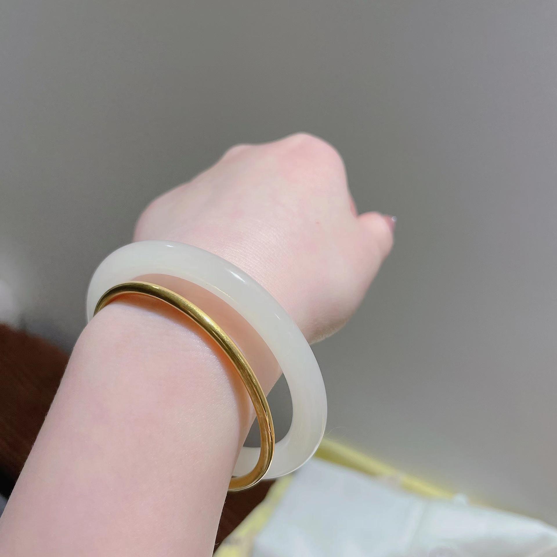 

Внешнемонгольский Хэтяньский нефрит Цинбай Парный браслет: Женский круглый простой ретро браслет из нефрита Model 57