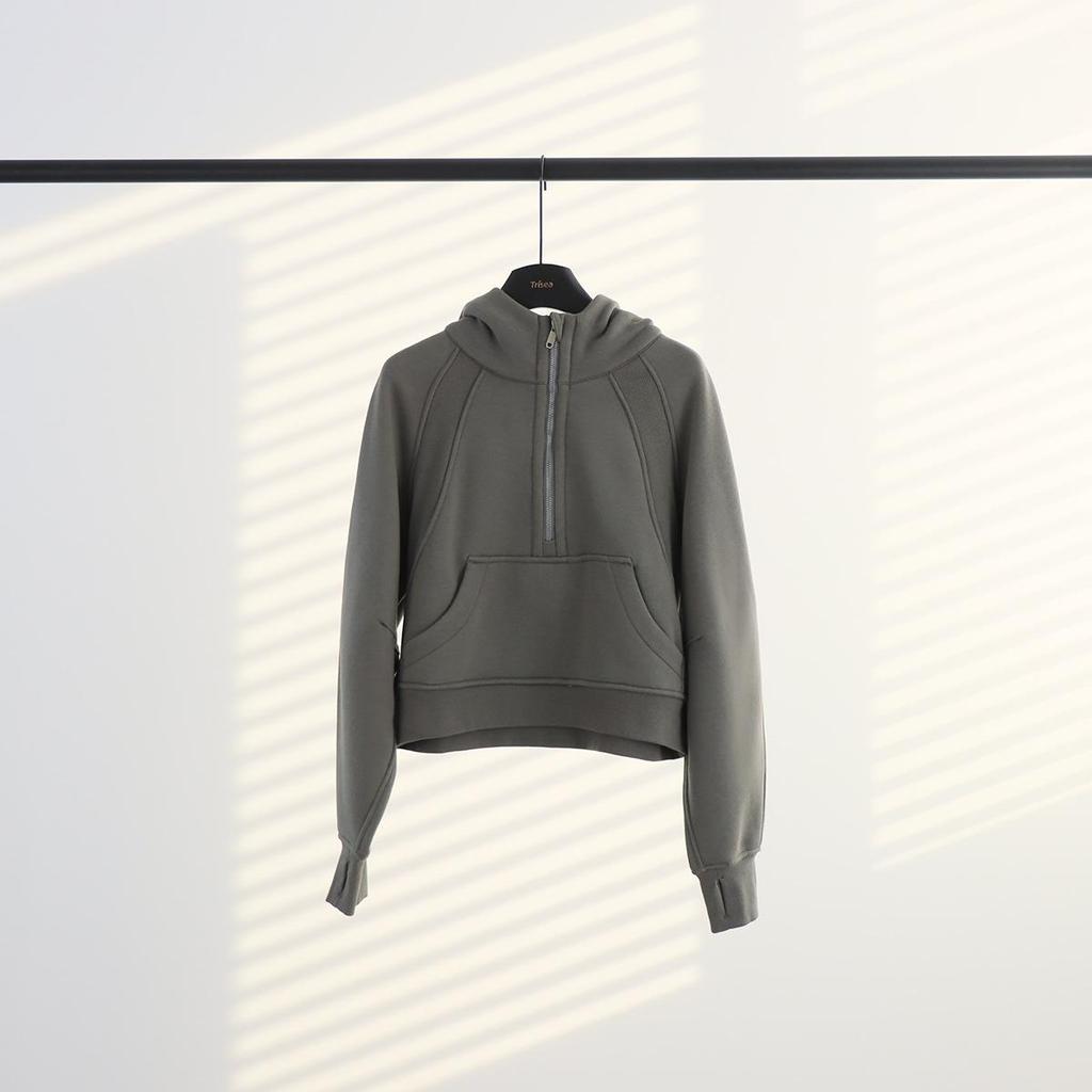 Damska bluza z kapturem i zamkiem do połowy, podszyta polarem - Przytulny top na jesień/zimę do jogi i fitnessu na świeżym powietrzu