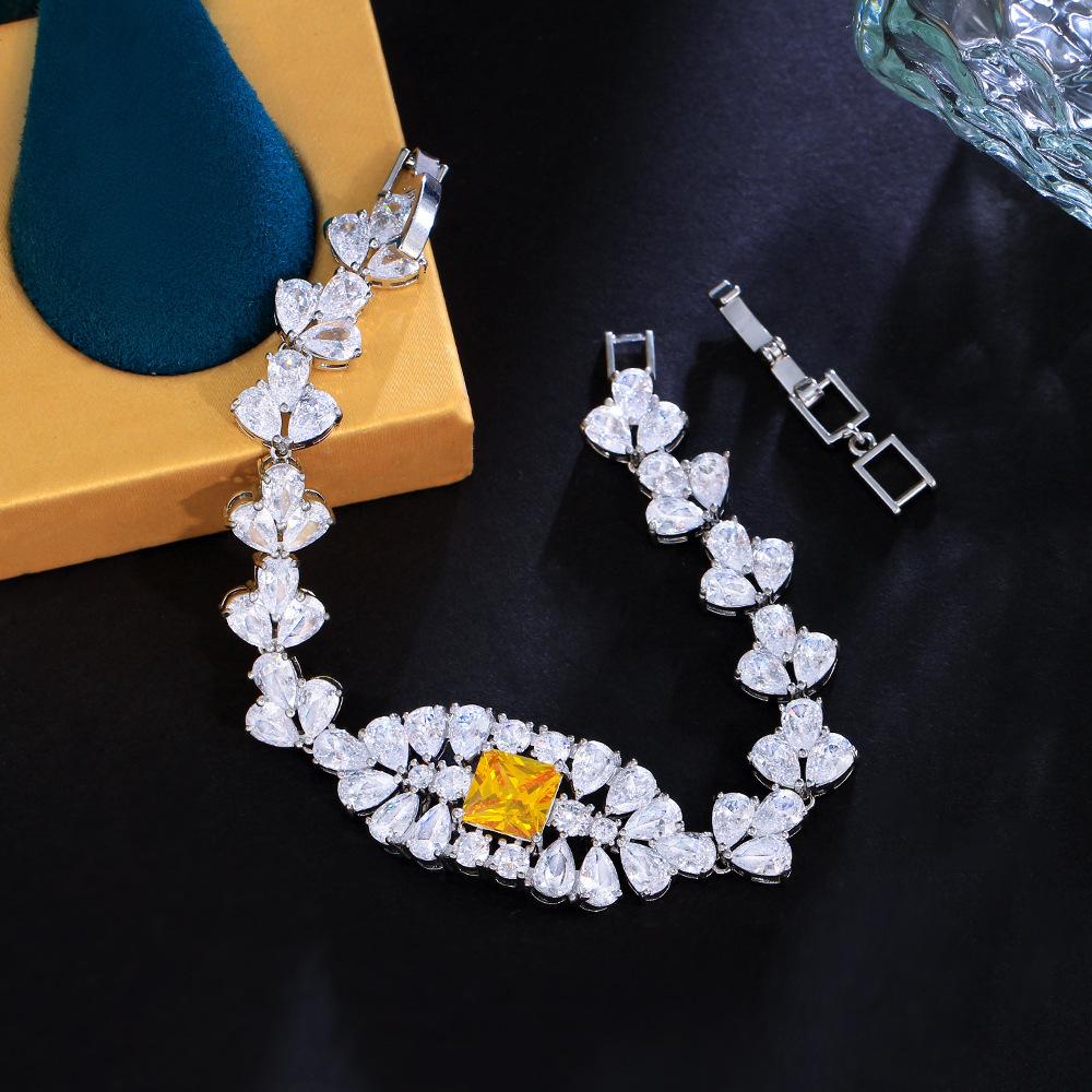 Französischer Leichter Luxus High-End Mikro-Inkrustierter Zirkon Armreif Schmuckdesigner Gelber Diamant Handschmuck