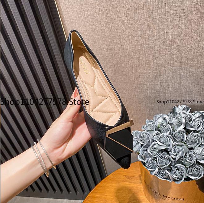 Fashion Flats Shoes Women Pointed Toe Soft Leather Black Beige Lady Fashion Flats Round Buckle Flat Sole Large Size 42 43 Loafers