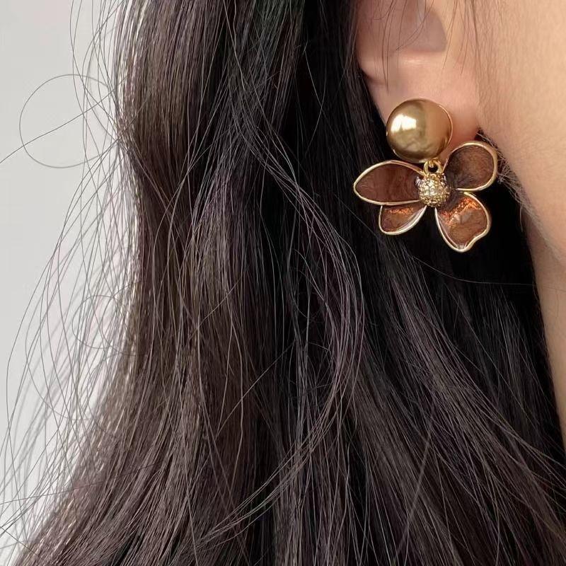 Vintage Metal Pearl Flower Drop Earrings for Women Exquisite Brown Drip Oil Irregular Petal Temperament Earrings Wedding Zircon