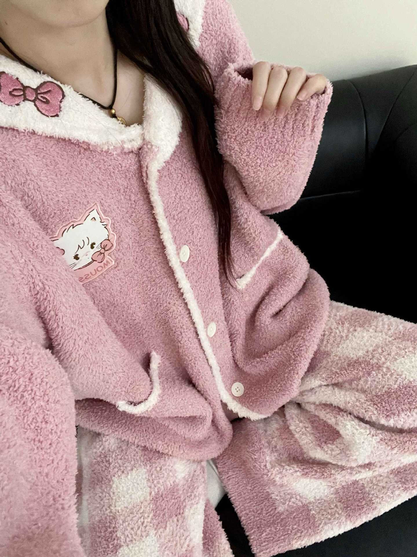 

Sweet and cute half-edge velvet warm pajamas for women s autumn and winter new large-size knitted velvet thickened loungewear in stock m (recommended 47.5~55kg )