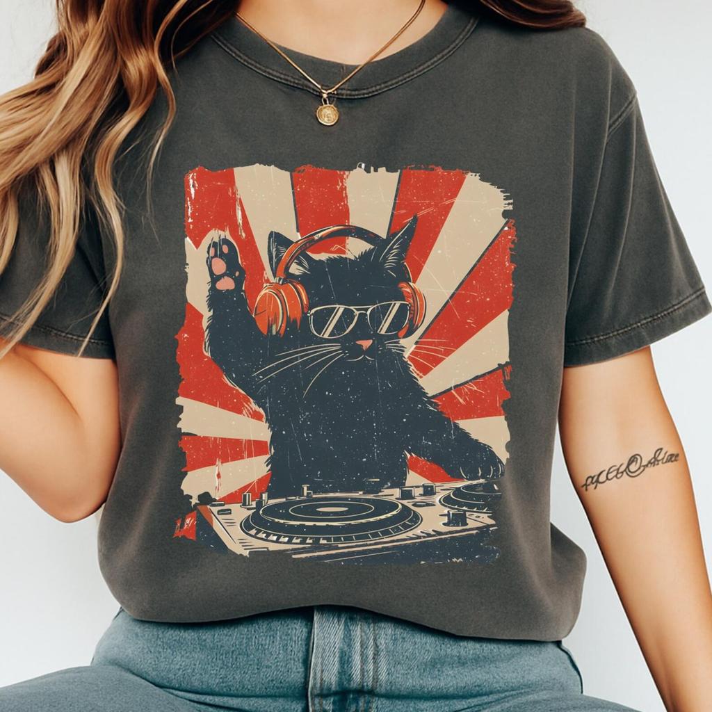 Funny DJ Cat With Headphones Shirt for Music Lovers – Cute Retro Cat DJ Tee, Stylish Graphic T-Shirt for Festivals, Parties and Cat Lovers