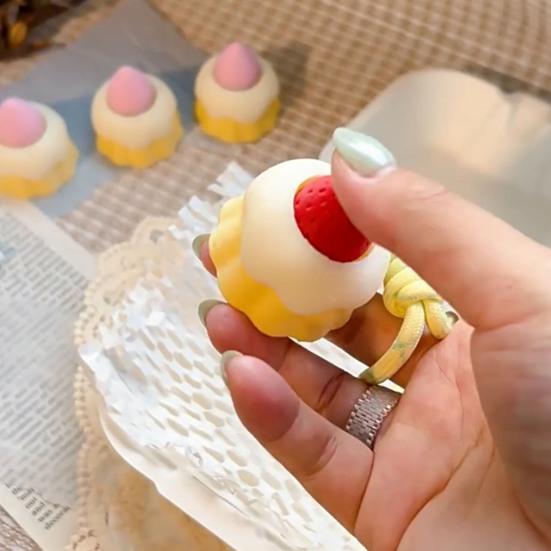 Schlüsselanhänger Anhänger 3D-Druck Erdbeerkuchen-Design Dekompression Klicker Spielzeug mit Lanyard Leichtes Mini Stressabbau Taschenanhänger