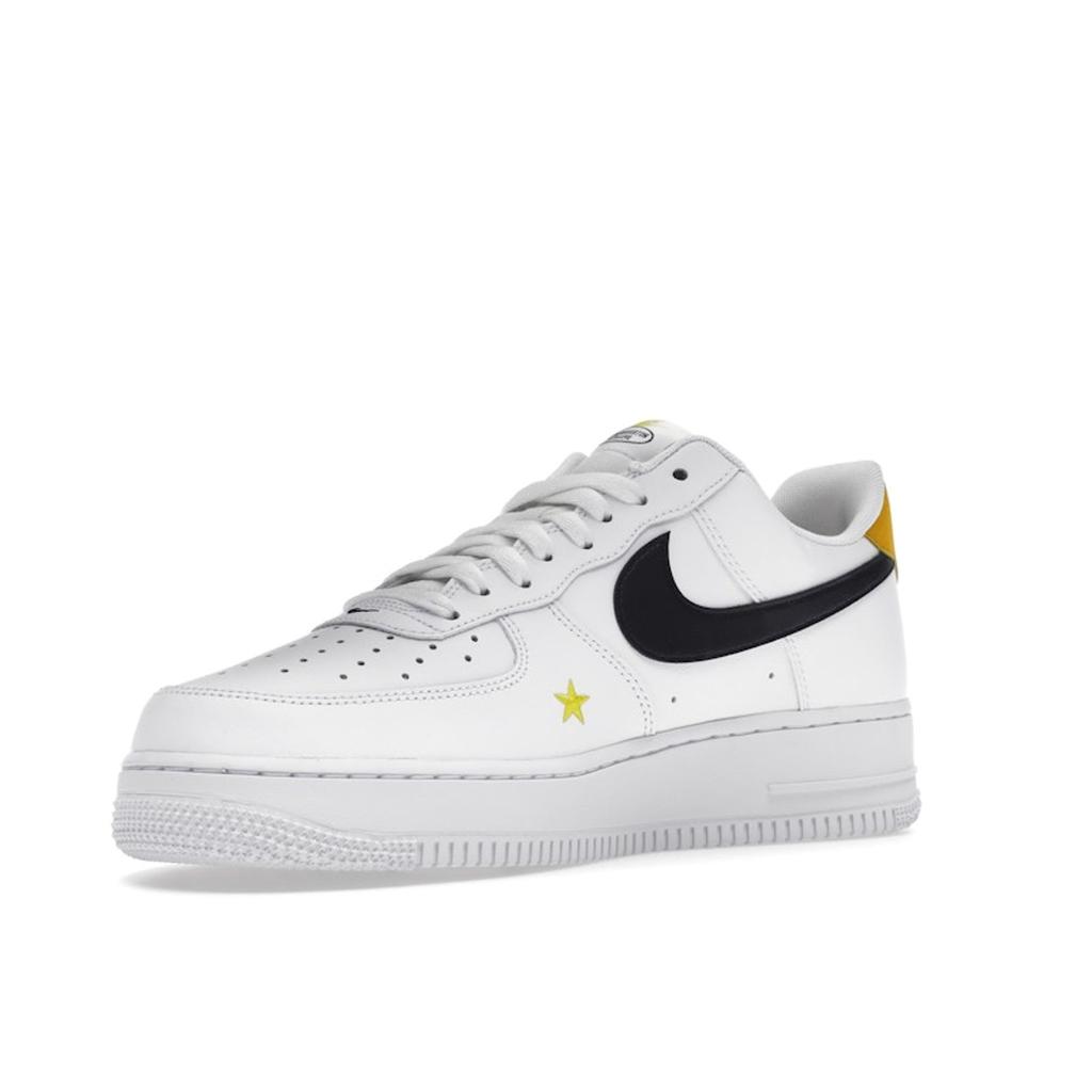 Air Force 1 07 LV8 2 Have A Nike Day Herren-Sneaker Weiß Schwarz Dunkelgelb DM0118-100
