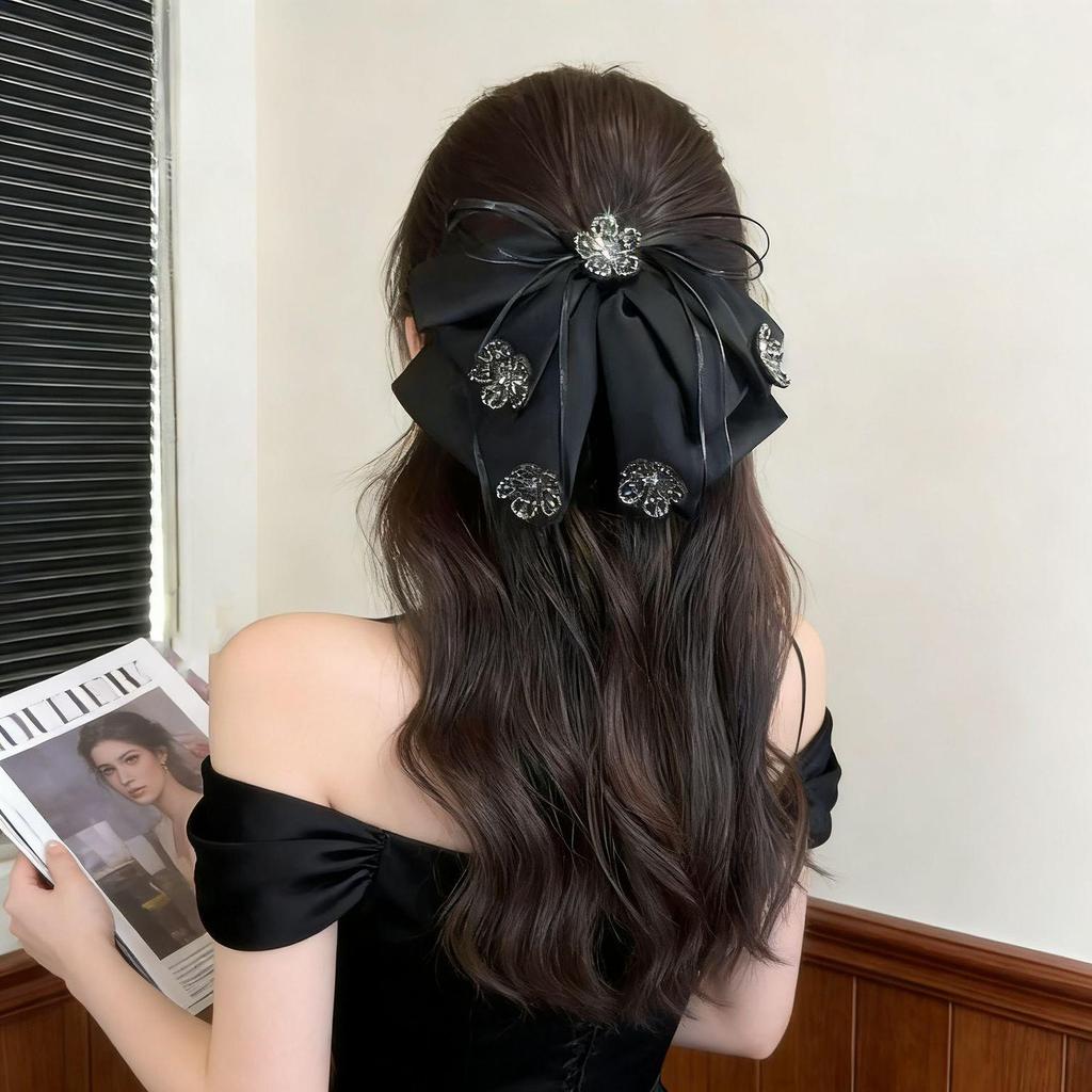 Sponka do vlasů s mašlí a puntíky: Elegantní dámský vlasový doplněk