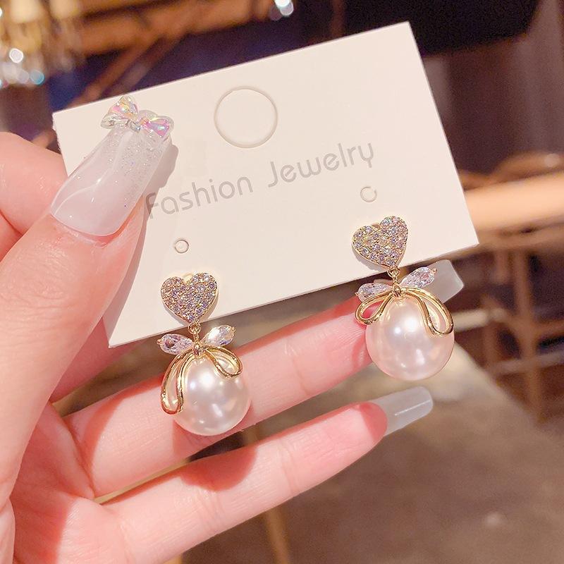 Fashion and elegance, atmospheric bow pearl earrings, women's design sense, versatile, exquisite stud earrings, sweet temperament, ear jewelry