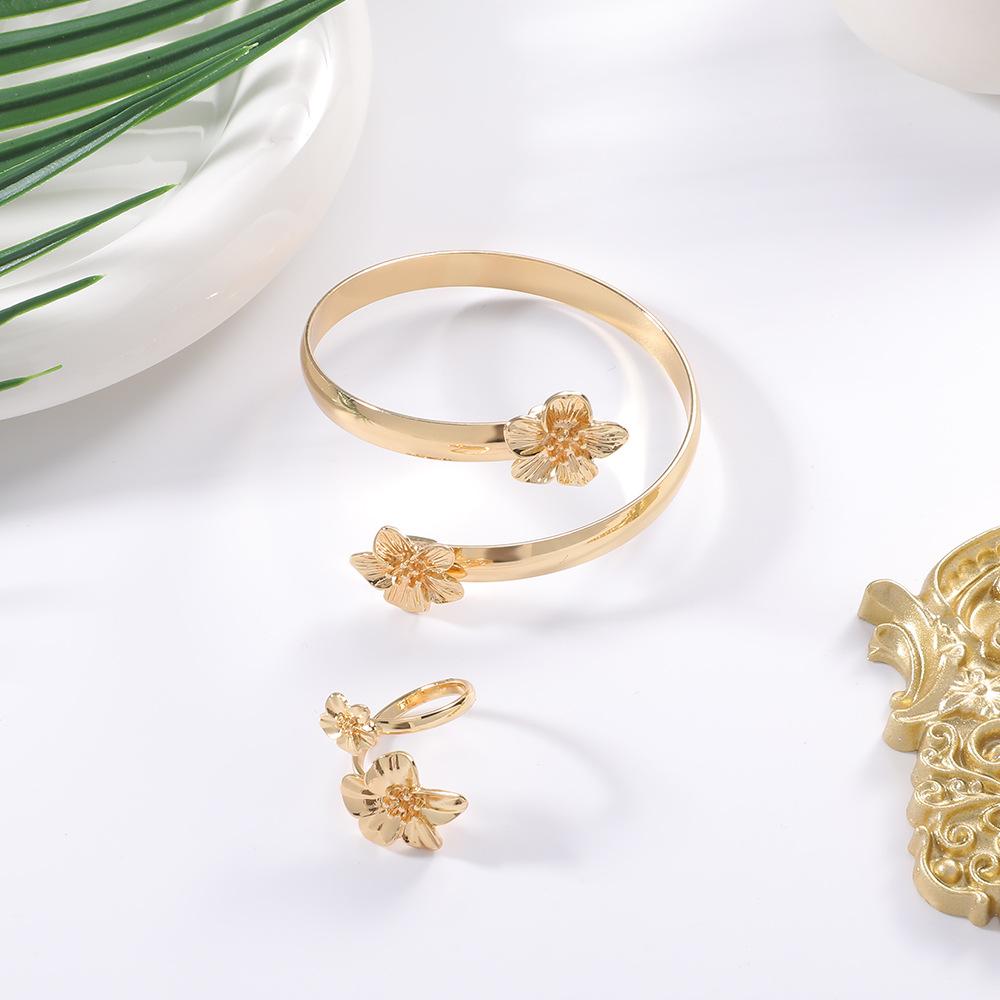 1 set of European and American fashionable and trendy metallic floral open-end bracelets, rings, and jewelry set