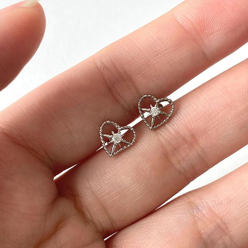 

Серьги-пусеты с цирконом в форме полого сердца, женские, легкая роскошь, личность, сверкающие бриллианты, серьги-октаграммы, универсальные серьги-сердечки