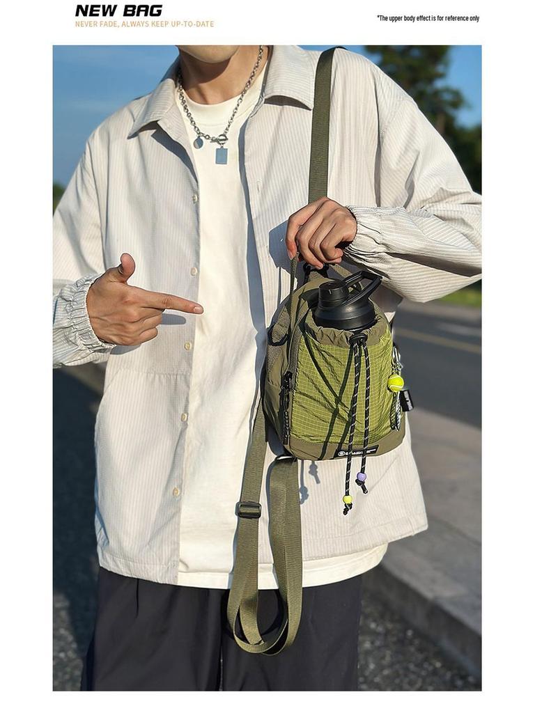 Multifunktionale leichte Outdoor-Umhängetasche für Männer und Frauen - Tragbarer Wasserflaschenhalter, Handytasche und kleiner Rucksack zum Wandern.
