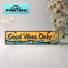 2D Flat, Good Vibes Only Wall Sign - Vintage Retro Sun & Wave Decor Suitable for Homes, Cafes, Restaurants - Motivational Slogan Board for Uplifting /