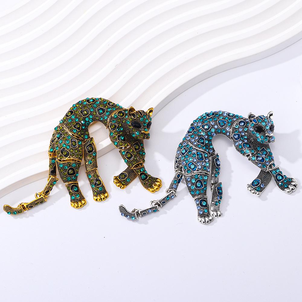 Retro Leopard Brooch for Men: Full Diamond Pin with European and American Flair
