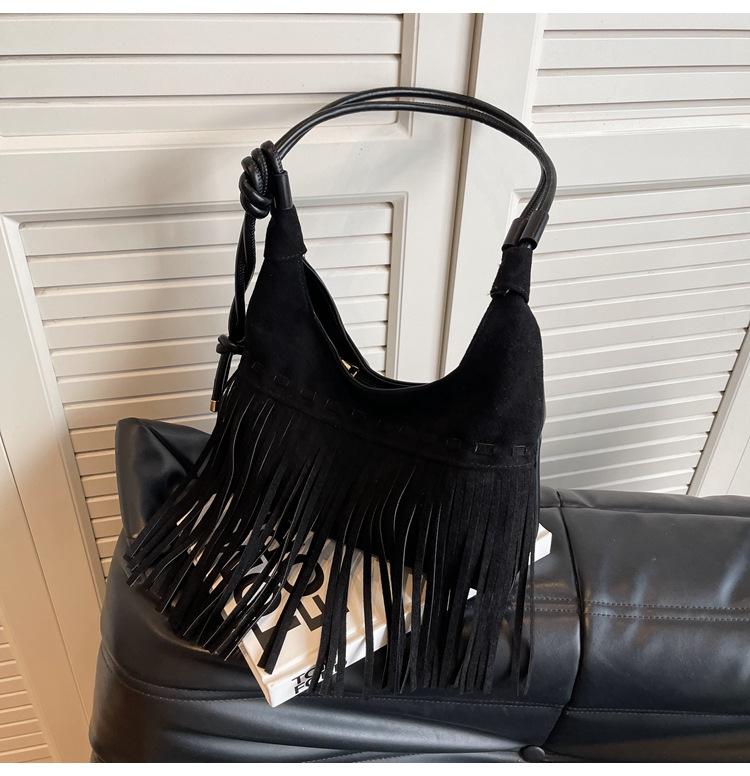 

Tassel women s bag 2025 new leather velvet tassel women s shoulder bag fashion texture retro shoulder messenger simple bag 30*10*18 чёрный
