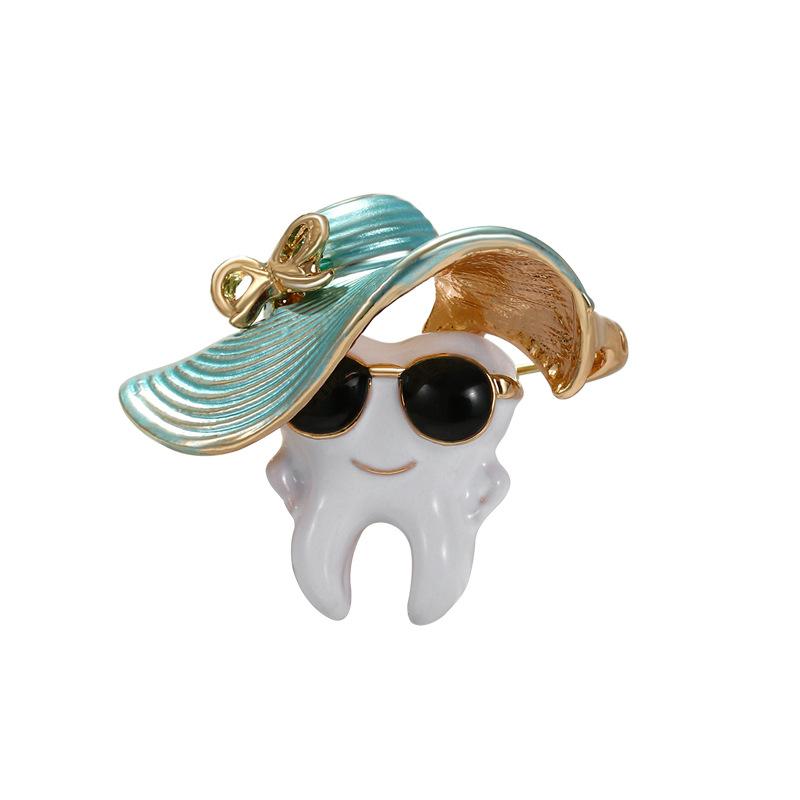 

New creative and cute holiday style hat tooth brooch, small personality, fashionable design, clothing brooch