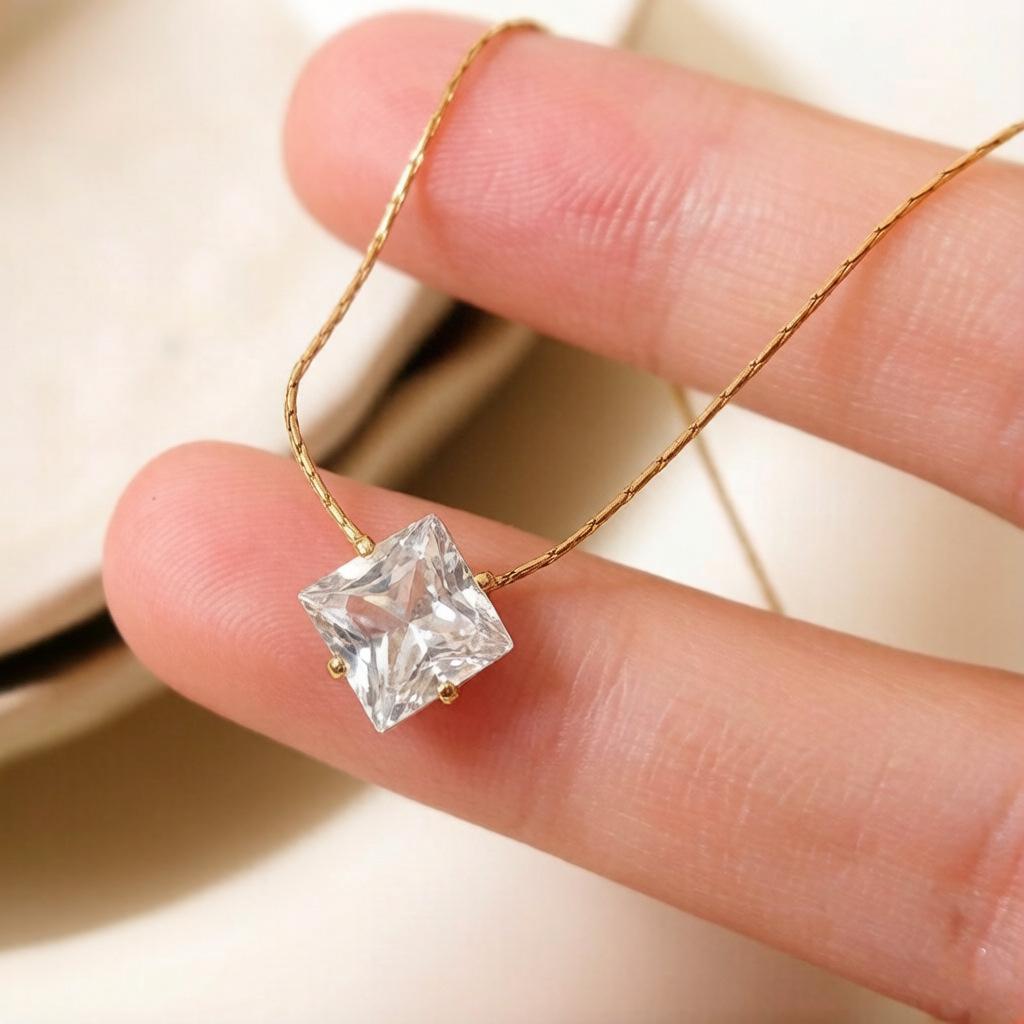 Stainless Steel Water Drop Diamond-Studded Necklace, Women's Titanium Simple Fashion Pendant Clavicle Chain.