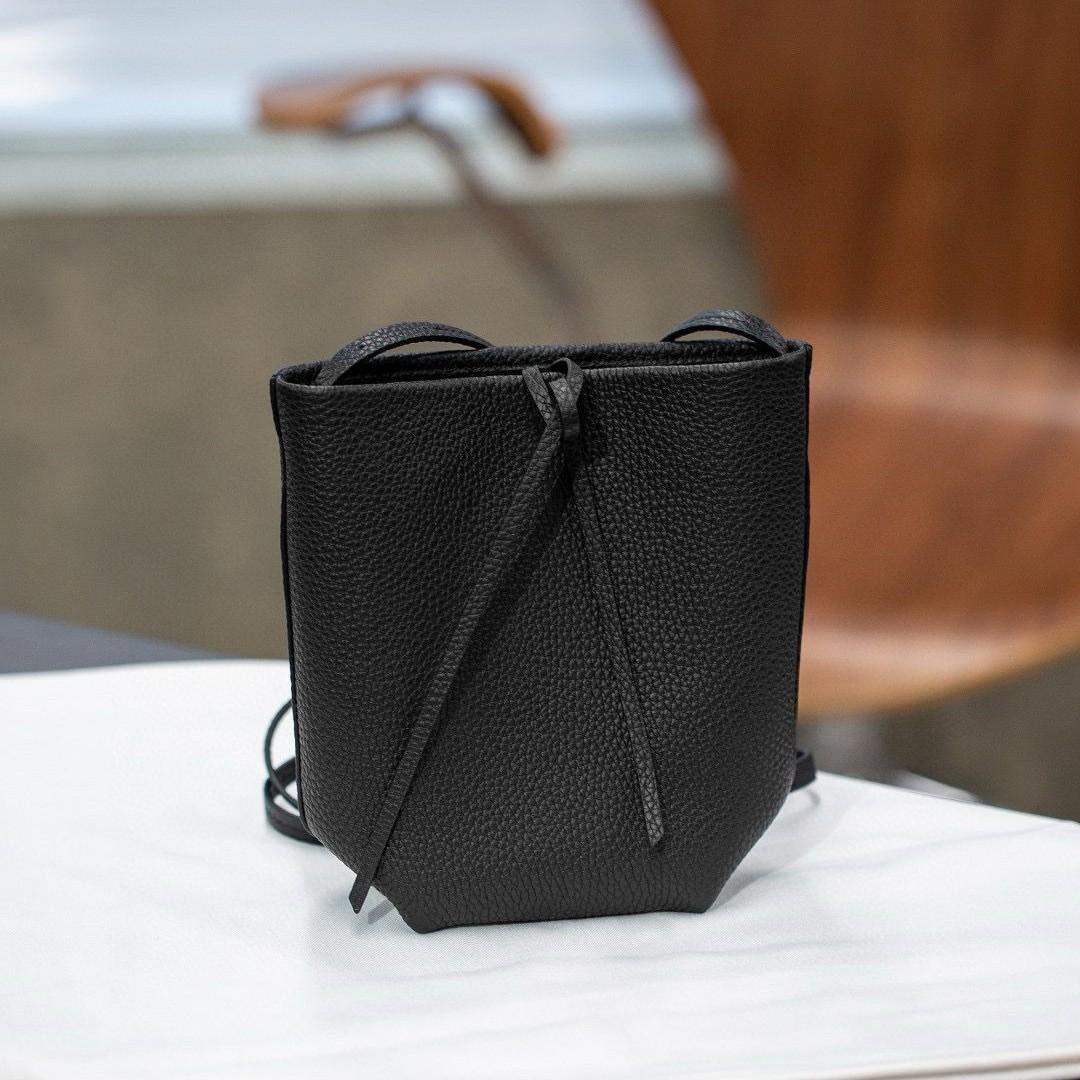 

Mini bucket mobile phone bag minimalist first layer imitation deer cowhide shoulder bag stainless steel hardware messenger bag women 19*19*6cm чёрный