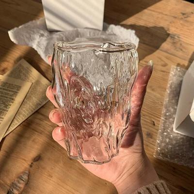 Ins Style Strukturierter Glas-Drehbecher Verdickter unregelmäßiger Wasserbecher Saft-Frühstücksbecher Geprägter Milchbecher Trinkutensil Niedlich