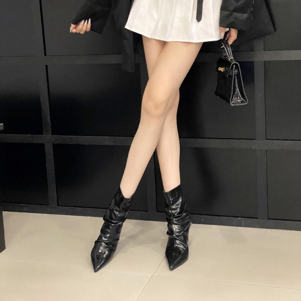 In the autumn and winter of 2025, the new pointed-toed thin-heeled pleated women's boots are fashionable and thin soft leather zipper high-heeled