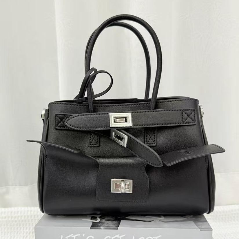 2025 New High Quality Neutral Hot Girl Motorcycle Bag Fashion Versatile Commuter Women's Bag Lock Tote Wing Bag