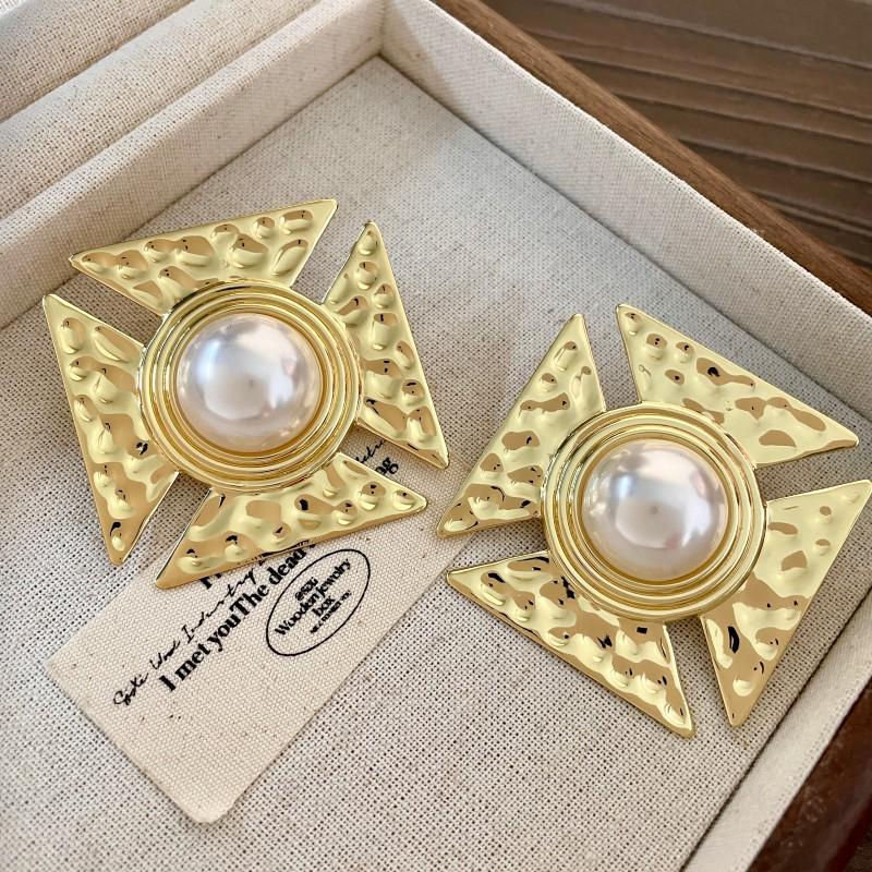 Retro European-American Gold & Pearl Square Earrings: Vintage, Niche, High-End Style for Women.
