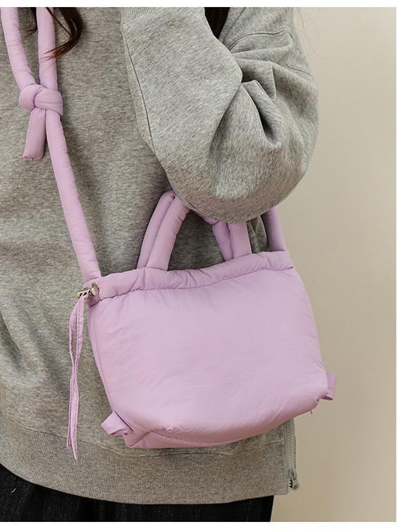 Sac bandoulière et cabas Niche Design 2025 rembourré en coton - Léger, polyvalent, à la mode, couleur unie, sac décontracté à compartiment unique.