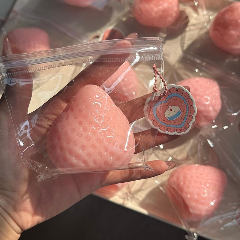 1Pc Party Gift Simulated Strawberry Release Ball Decompression Fruit Ball Pinch Le Decompression Ball Children'S Release Toy