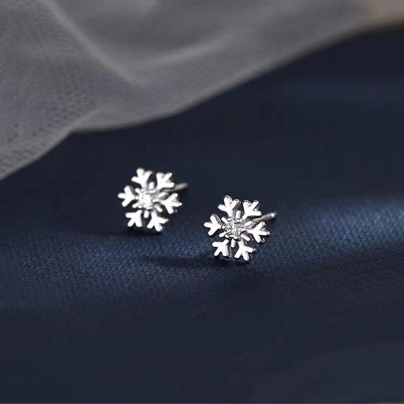 Elegant Snowflake Crystal Stud Earrings for Women - Luxurious, Chic, and Versatile Jewelry for Daily Wear