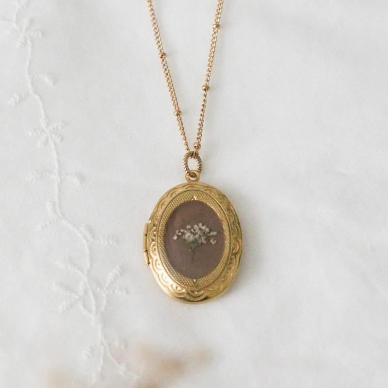 14K Gold Niche Vintage Necklace with White Dried Flower Photo Frame