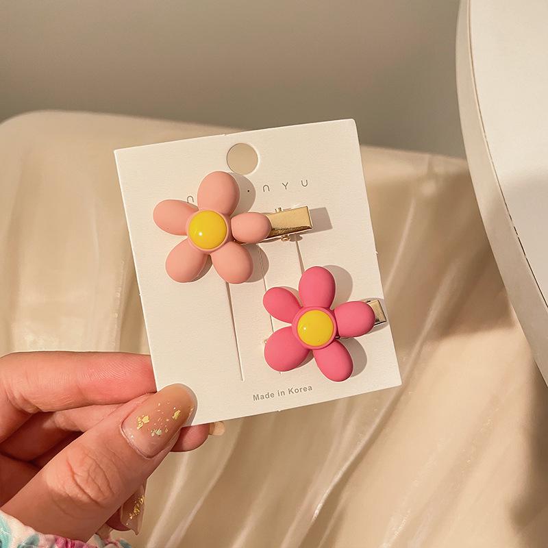 Pink Dopamine Hair Clip: Y2K Seamless Round Hairpin - Cute Small Side Clip for Women’s Bangs