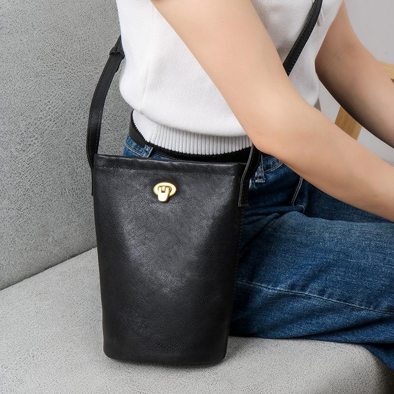 

Leather bucket bag women s new high-end vegetable tanned cowhide messenger bag retro casual mobile phone bag shoulder messenger bag 14X4X21.5cm чёрный