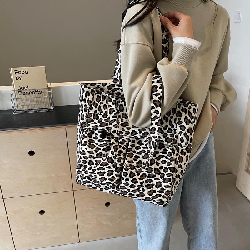 Large Capacity Tote Bag Women's Lightweight Leopard Print Shoulder Bag