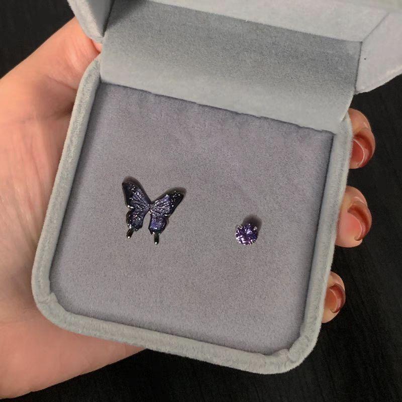 

Синие серьги-пусеты с бабочками Женские Доступная роскошь Дизайн для особых интересов Необычные серьги Элегантное холодное ощущение Гипоаллергенные деликатные серьги Pair of Asymmetric Purple Butterfly Stud Earrings