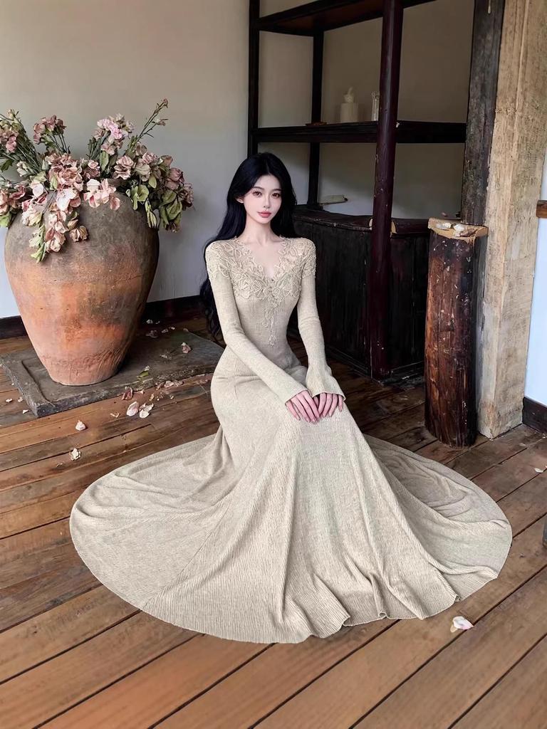 Elegant Lace Patchwork Knit Dress - High-End Waist-Cinching Long Skirt for Autumn/Winter