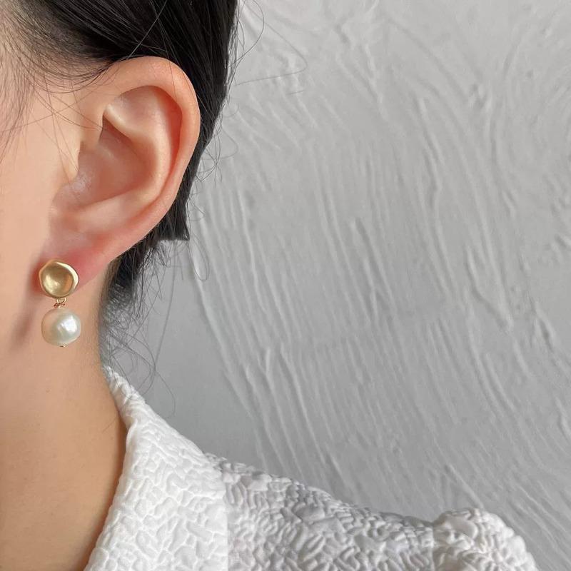 Natural Freshwater Pearl Stud Earrings with Ear Hooks for Women. Light Luxury, Retro, Simple, High-end, Matte, Gentle Ear Ornaments.
