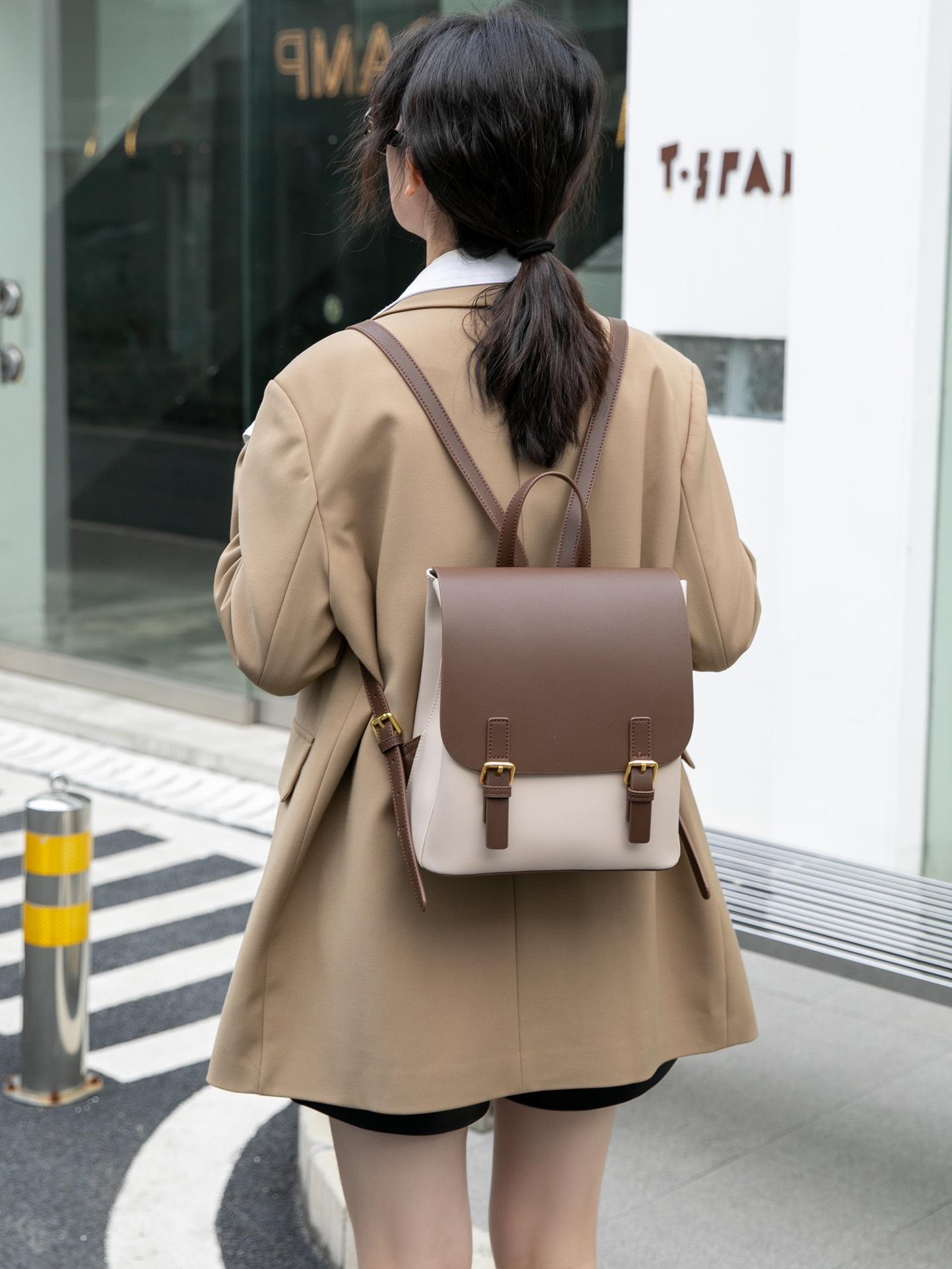 

Женский рюкзак 2025 новая мода высококачественная кожаная сумка нишевый универсальный дорожный рюкзак из коровьей кожи большой вместимости