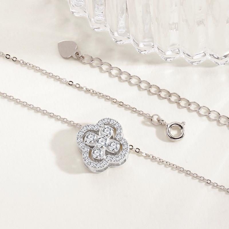 One pair of four-leaf clover necklaces for women, niche light luxury fashion, exquisite ins high-end necklaces for women