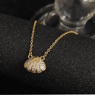 Collier pendentif coquillage aimanté haut de gamme de luxe léger et entièrement en diamant pour femmes, chaîne de clavicule magnétique simple et polyvalente à la mode