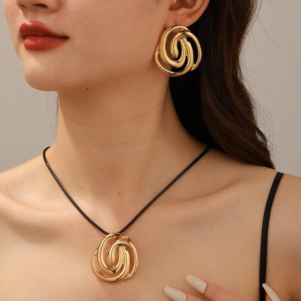 European and American jewelry, curled five-leaf stamen leather chain set, necklace, small fresh earrings chain, lava collarbone chain.