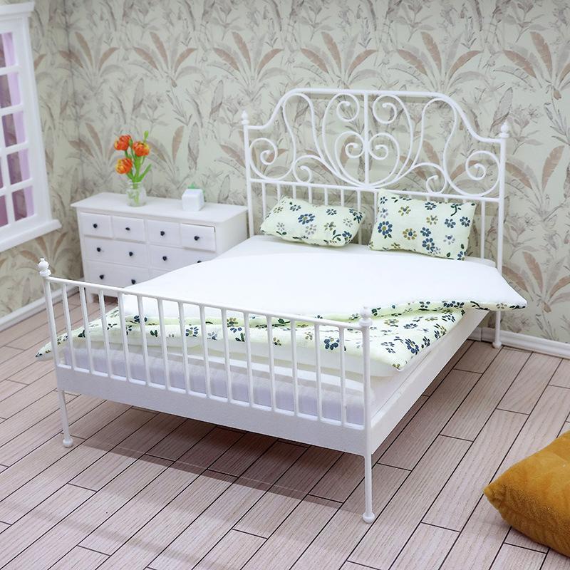 1/12 Dollhouse Simulation European Bed With Mattress Pillow Quilt Doll Home Iron Art Double Bed Bedroom Furniture Decoration Toy