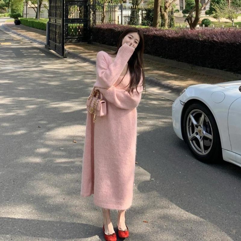Today's fashion is beautiful and gentle, thin and meaty, high-end exquisite and beautiful pink knitted dress.