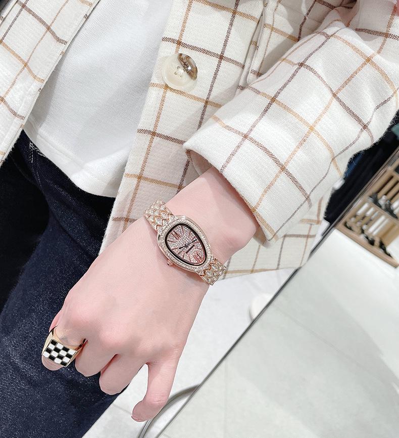 Elegante sternförmige Damen-Quarzuhr in Schlangenform - Luxuriöses wasserdichtes mit Diamanten besetztes Armband von Light Fashion Niche.