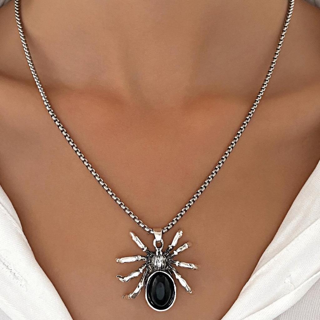 Halloween Spinnenstecker: Dunkler, dreidimensionaler Punk-Stil für einen coolen, ausgefallenen Look - Perfekt für europäische und amerikanische Fashionistas.