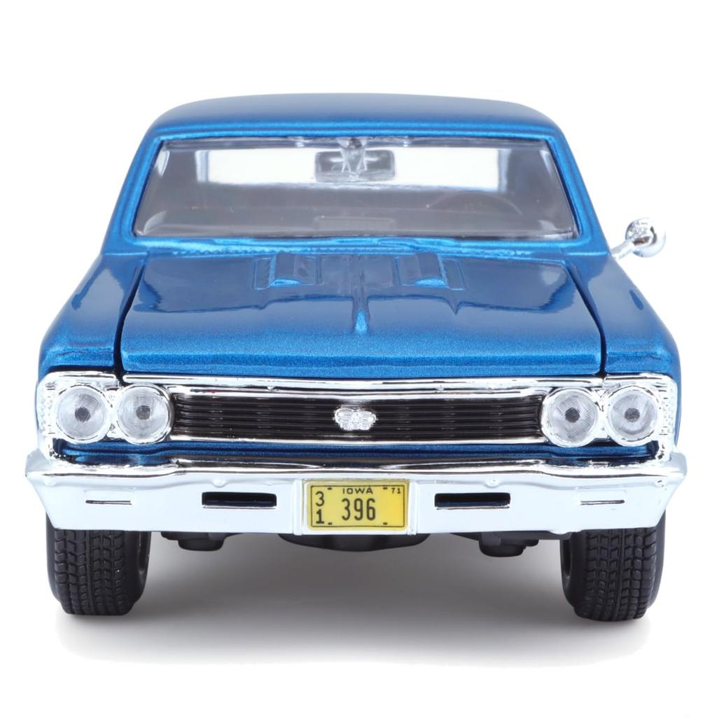 Maisto 1/24 scale diecast model of the 1966 Chevrolet Chevelle SS 396 in blue (product number 31960 BU)