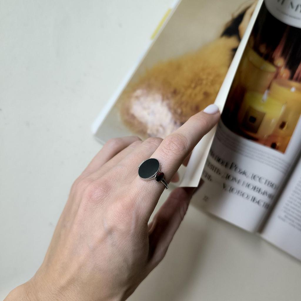 Серебряное кольцо с натуральным ониксом, вес изделия 2,49 гр (60002119)